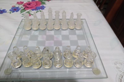 Jeu d’échecs avec plateau et pièces en verre