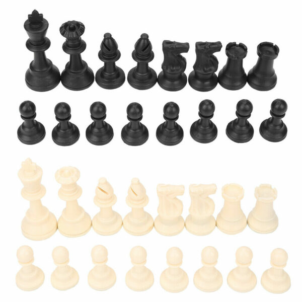 Lot de pièces d’échecs noir et blanc