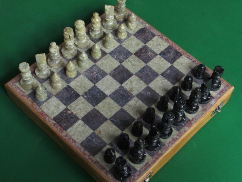 Jeu d’échecs complet en marbre et bois