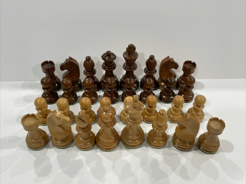 Set de pièces d’échecs complet en bois