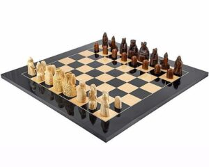 Ensemble "Ile de Lewis " Echiquier en Bois Massif Laqué & Jeu d'Echecs en Résine