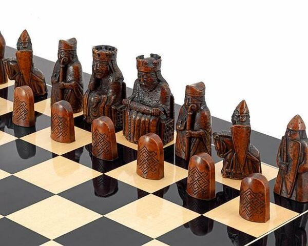 Ensemble "Ile de Lewis " Echiquier en Bois Massif Laqué & Jeu d'Echecs en Résine