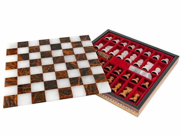 Ensemble "Marron et Blanc" Echiquier et Jeu d'Echecs en Albâtre de Volterra