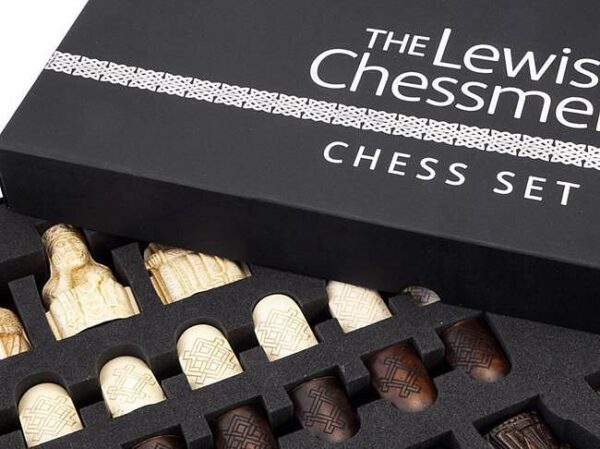 Ensemble "Ile de Lewis " Echiquier en Bois d'Ebène et d'Erable & Jeu d'Echecs en Résine