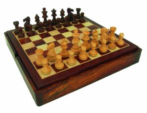 Ensemble "Classic VIII" Echiquier en Bois de Rose Doré avec Rangement Intégré & Jeu d'Echecs en Bois de Rose Doré