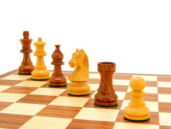 Ensemble "Knight Academy" Echiquier en Bois de Noyer et d'Erable & Jeu d'Echecs en Bois de Rose