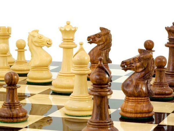 Ensemble "Madrid" Echiquier en Bois de Rose et d'Erable Laqué & Jeu d'Echecs en Bois de Rose