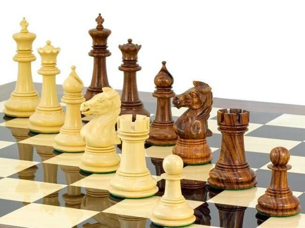 Ensemble "Madrid" Echiquier en Bois de Rose et d'Erable Laqué & Jeu d'Echecs en Bois de Rose