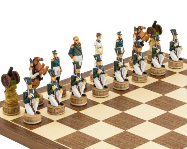 Jeu d'échecs Napoléon Vs Russie en Résine & Échiquier en Bois d'Erable et Noyer