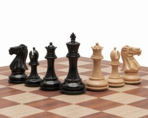 Jeu d'Échecs Classique Windsor -  Échiquier en bois d'Acajou et Bouleau & Pièces en Bois de Buis et Ébène