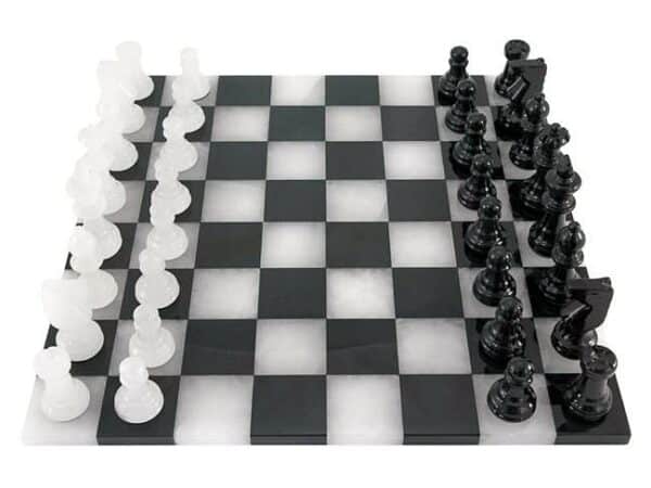 Ensemble "Noir et Blanc" Echiquier et Jeu d'Echecs en Albâtre de Volterra