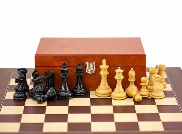 Ensemble "Windsor" Echiquier en Racine de Palissandre et Placage d'Erable, Jeu d'Echecs en Bois d'Ebène et Buis et Coffret en Placage de Racine