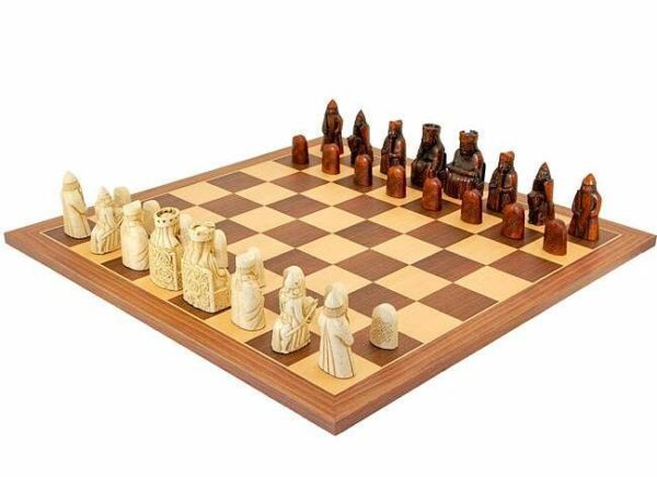 Ensemble "Ile de Lewis " Echiquier en Bois de Noyer et d'Erable & Jeu d'Echecs en Résine