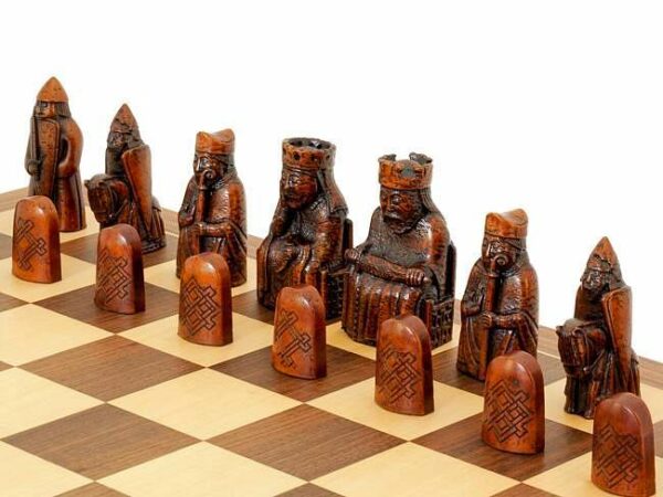 Ensemble "Ile de Lewis " Echiquier en Bois de Noyer et d'Erable & Jeu d'Echecs en Résine