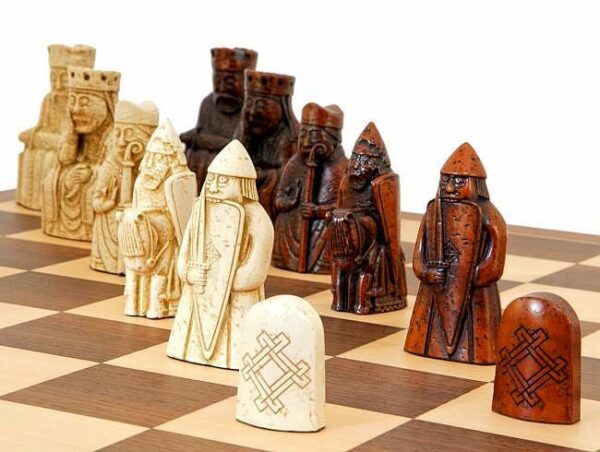 Ensemble "Ile de Lewis " Echiquier en Bois de Noyer et d'Erable & Jeu d'Echecs en Résine